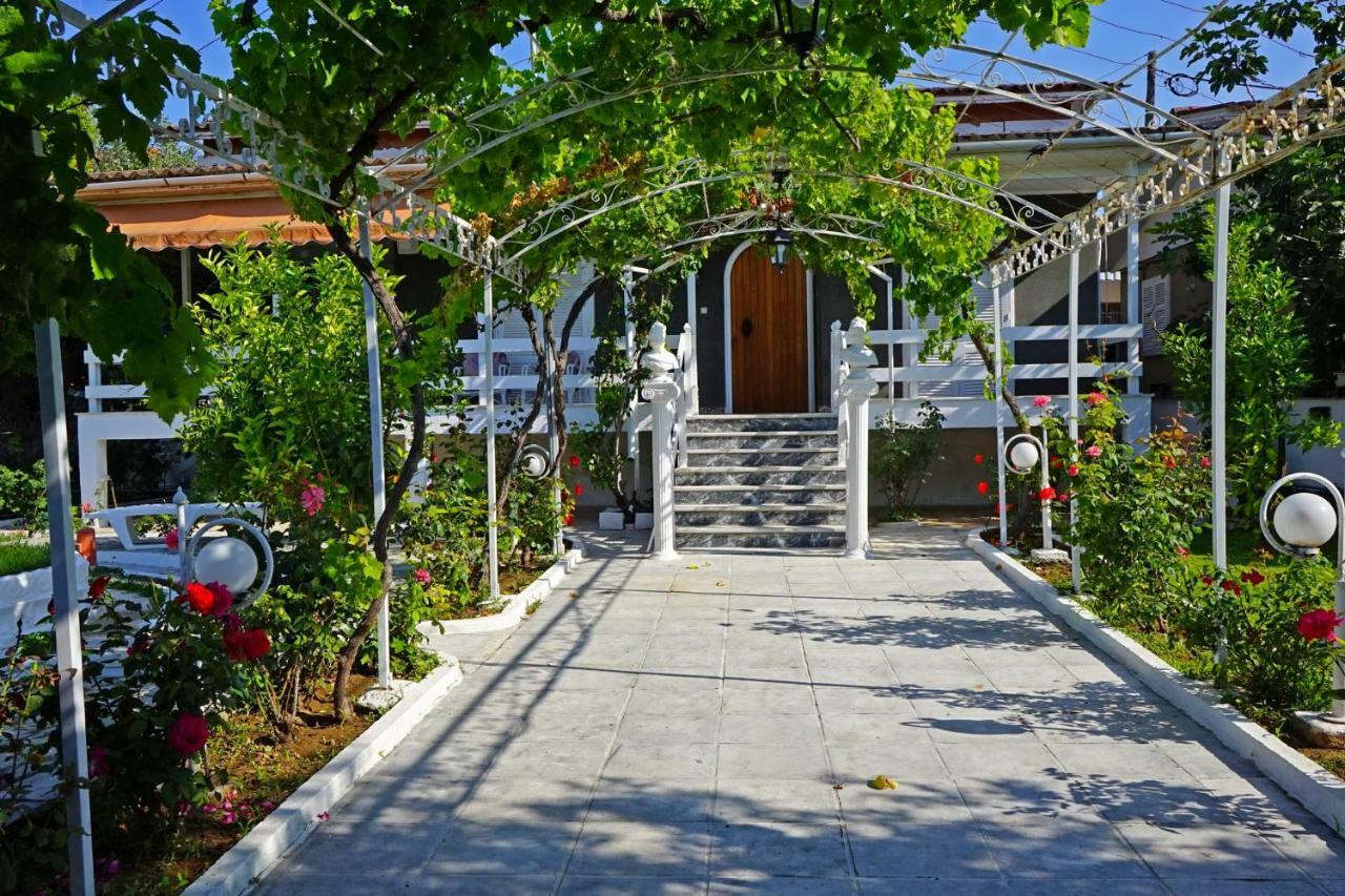 Villa Fofo - Beautiful Sea Front Villa With 650M2 Garden Nea Kallikrateia Luaran gambar